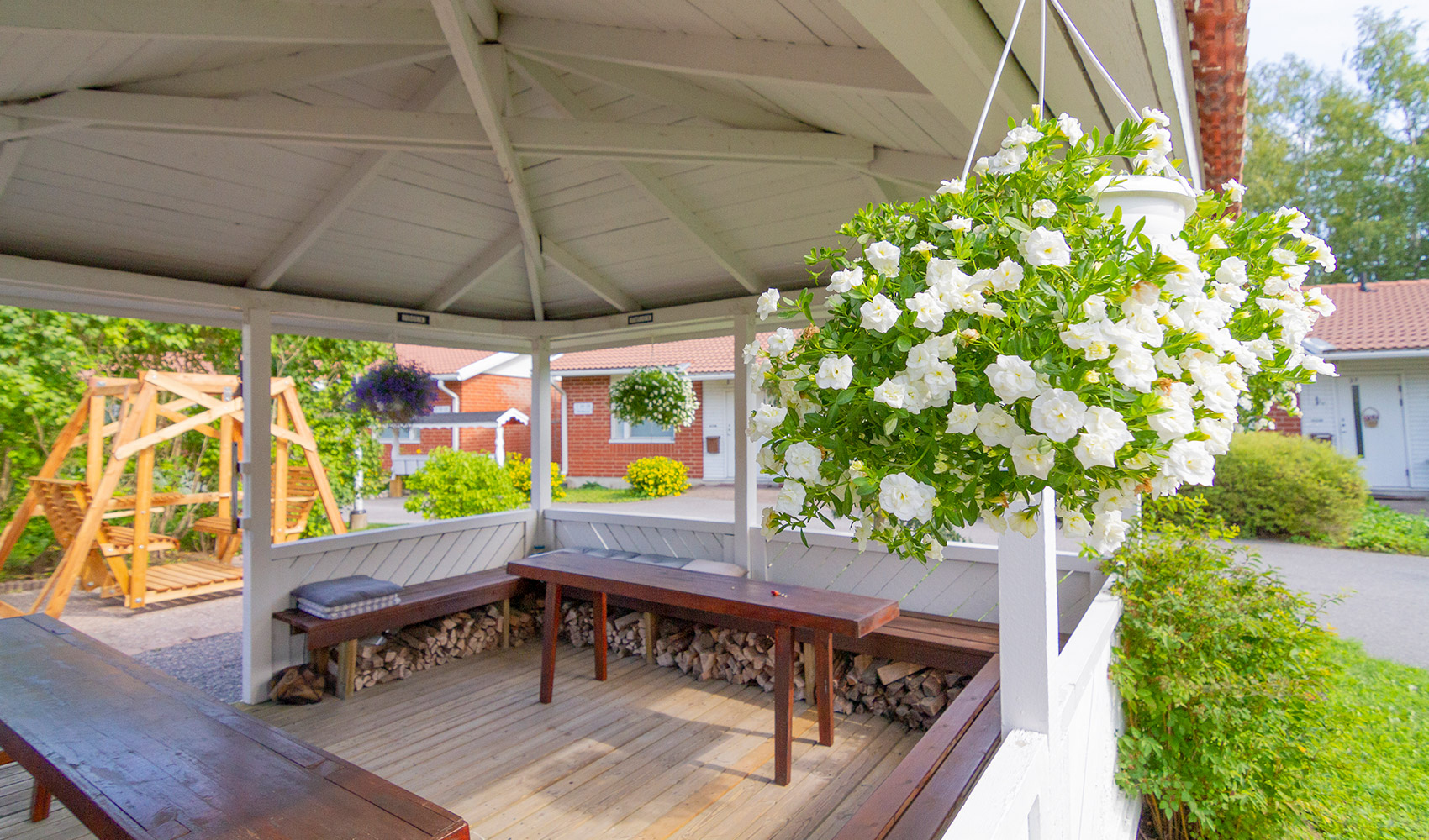 Kuva Valkiapäänkodin pihalta